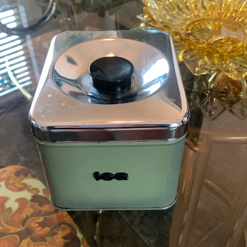 Vintage Avocado 🥑 Green Metal Tea Canister with Lid